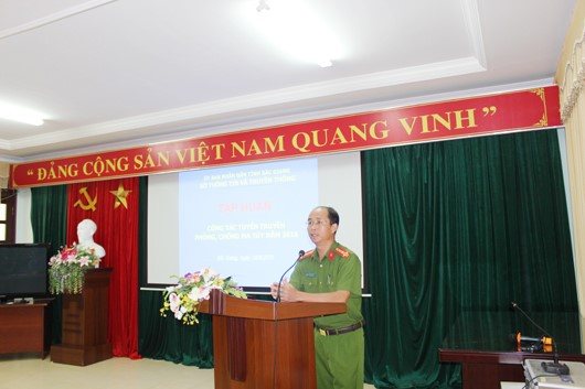 Đại tá Bùi Huy Nam, Trưởng phòng cảnh sát điều tra tội phạm về ma túy, Công an tỉnh Bắc Giang truyền đạt tại lớp tập huấn